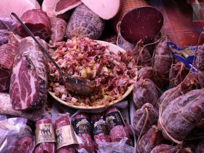 Ci guardiamo intorno e rimaniamo di stucco per la quantit� di cibo esposta: il bancone � colmo di salsicce, prosciutti, mortadella e tanti altri tipi di salumi